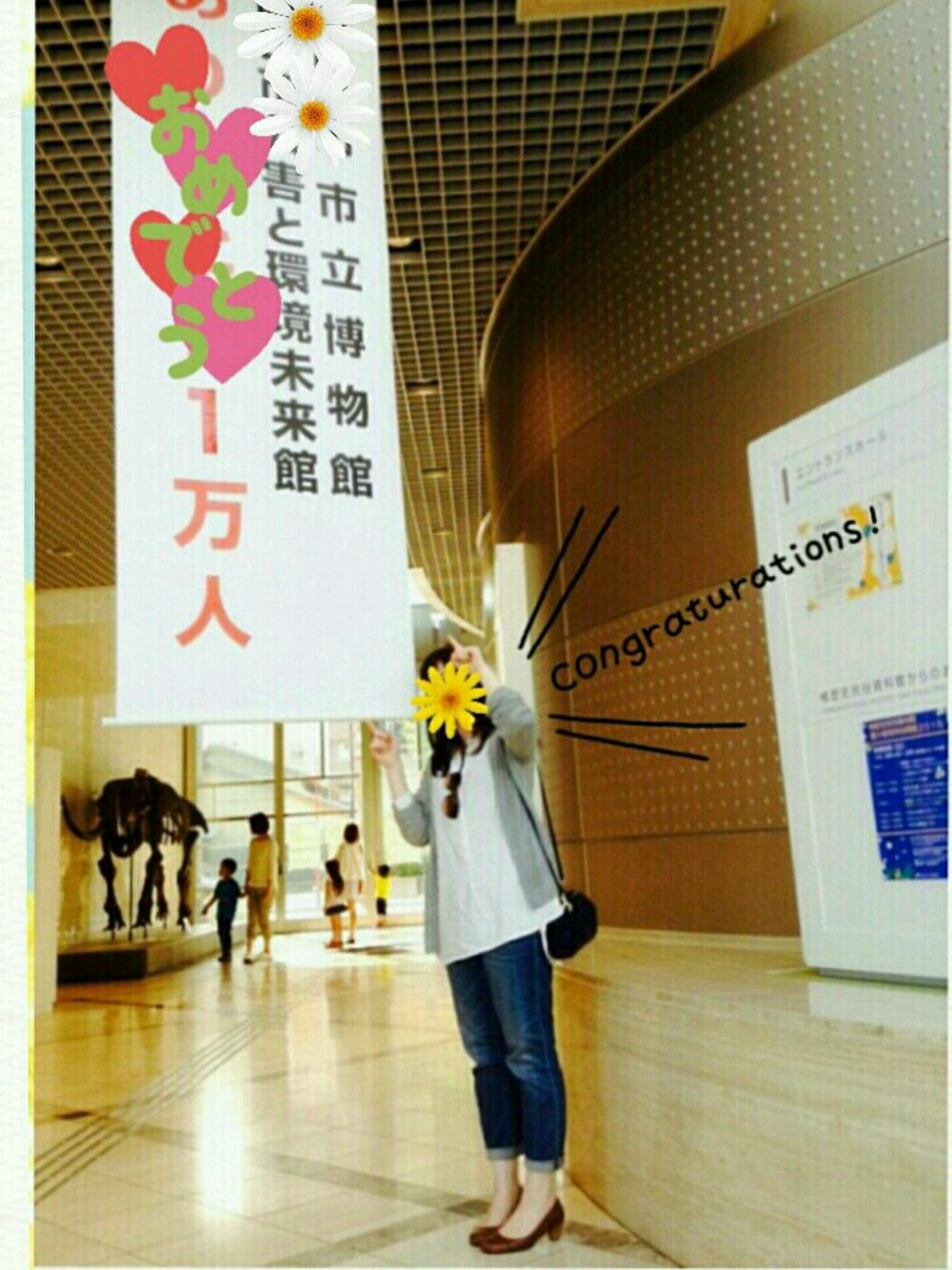 ホワイト系のシャツ/ブラウス、ブルー系のパンツ、ブラウン系のシューズを着用したレディースの春コーディネートの1枚目の写真