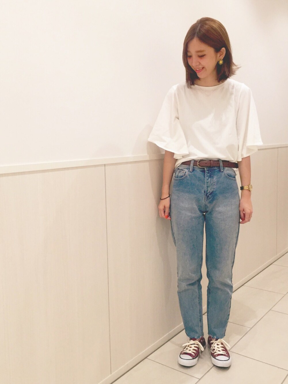 ホワイト系のTシャツ/カットソー、ブルー系のデニムパンツ、レッド系のスニーカーを着用したレディースの夏コーディネートの1枚目の写真