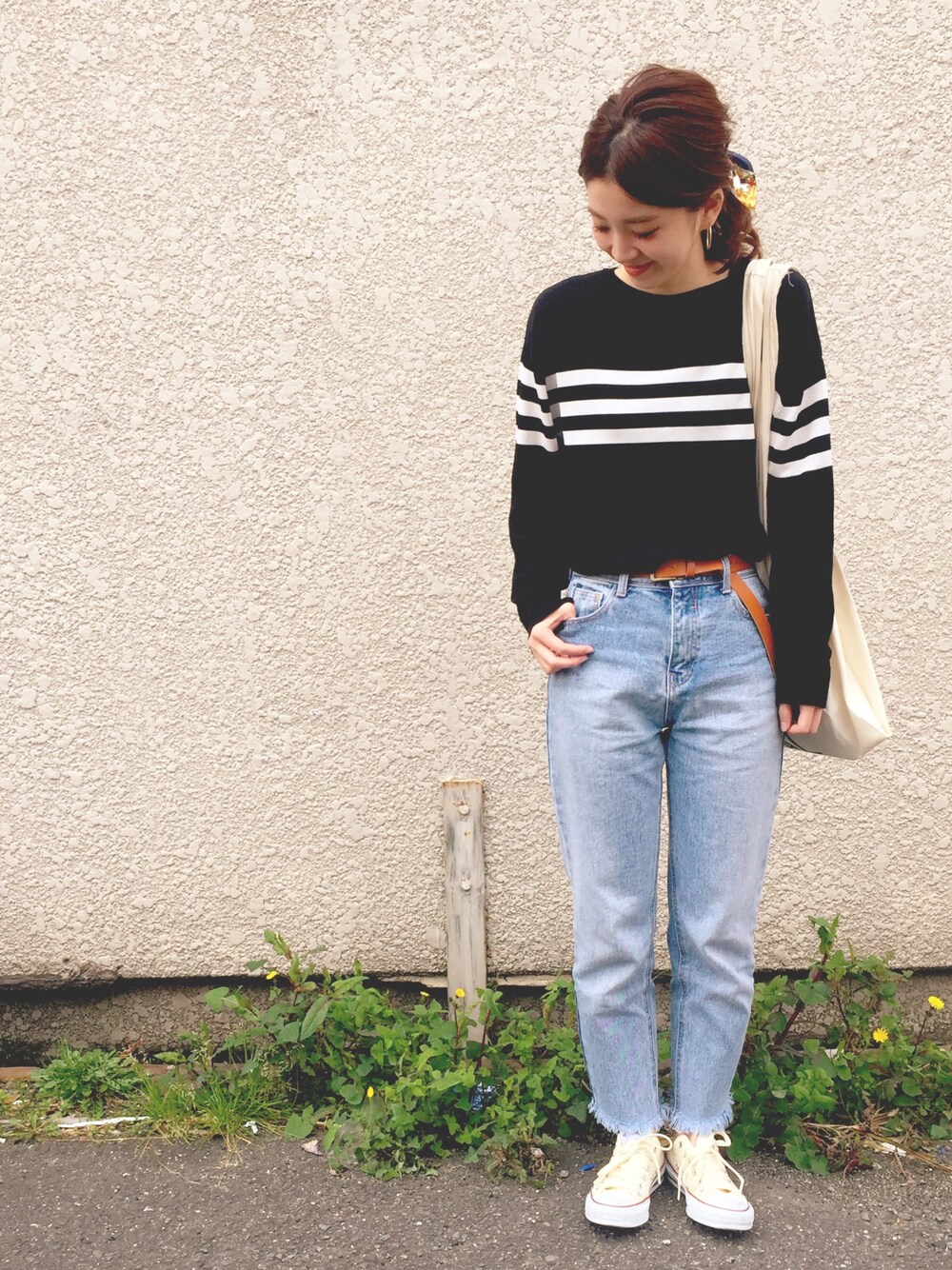 「LOWRYS FARM、converse、ニット、ZARA、Kastane、デニム、トートバッグ」｜「LOWRYS FARMのスカーフシュシュ　716422（シュシュ、ホワイト系）」を使った、Kanakoさん（レディース・163cm）の春コーディネートの1枚目の写真