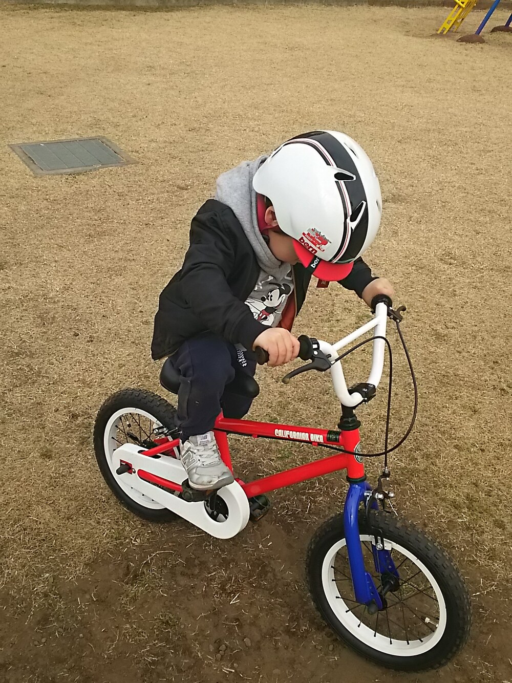 「MA-1、スウェットパンツ、ニューバランス、自転車練習中」｜「FREAK'S STOREのアイテム（ブルゾン、ブラック系）」を使った、sooochanさん（キッズ・100cm）の冬コーディネートの1枚目の写真