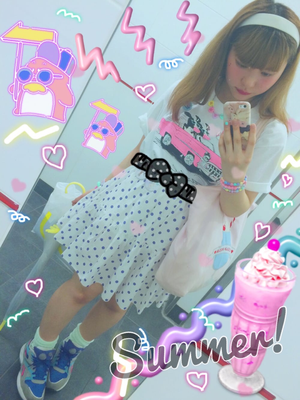 ホワイト系のTシャツ/カットソー、ホワイト系のスカート、ピンク系のトートバッグを着用したレディースの夏コーディネートの1枚目の写真