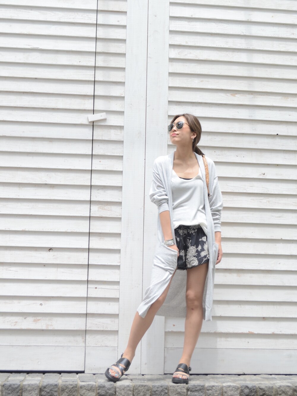 「ショートパンツ、サングラス、タンクトップ、ロングカーディガン、Munich、RAEN、somedayslovin、KAREN LIPPS、PEOPLE VS、予約アイテム」｜「KAREN LIPPS のKAREN LIPPS(カレンリップス) バックストラップペタサンダル（サンダル、ブラック系）」を使った、CANALJEAN   ZOZOSHOPさん（レディース・164cm）の春コーディネートの1枚目の写真