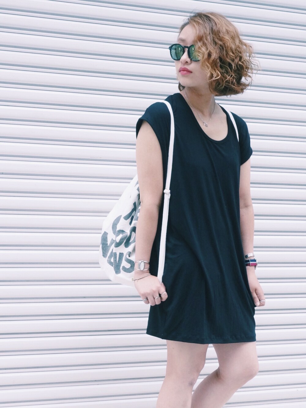 「ワンピース、リュック、サングラス、CANALJEAN、RAEN、Lagoon」｜「CANAL JEANのLagoon  (ラグーン) レーヨンチュニックワンピース（ワンピース、ブラック系）」を使った、CANALJEAN   ZOZOSHOPさん（レディース・166cm）の夏コーディネートの1枚目の写真