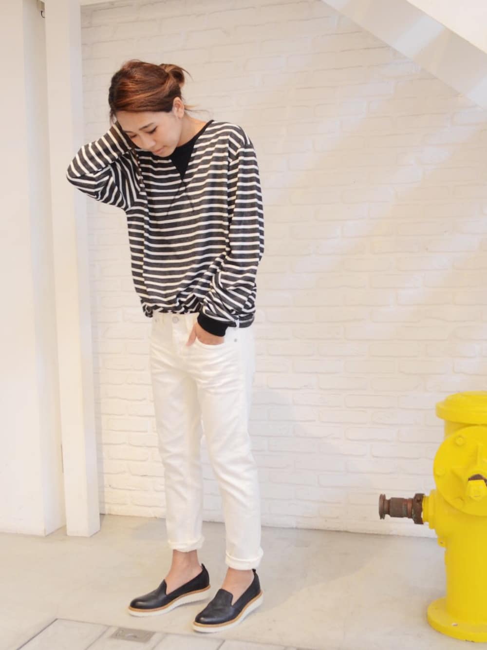「ボーダー、シンプル、大人カジュアル、YANUK、ホワイトデニム、ホワイトパンツ、CANALJEAN、秋コーデ」｜「CANAL JEANのYANUK (ヤヌーク)  CECIL ホワイトボーイズ  / 57141058  （その他パンツ、ホワイト系）」を使った、CANALJEAN   ZOZOSHOPさん（レディース・166cm）の夏コーディネートの1枚目の写真