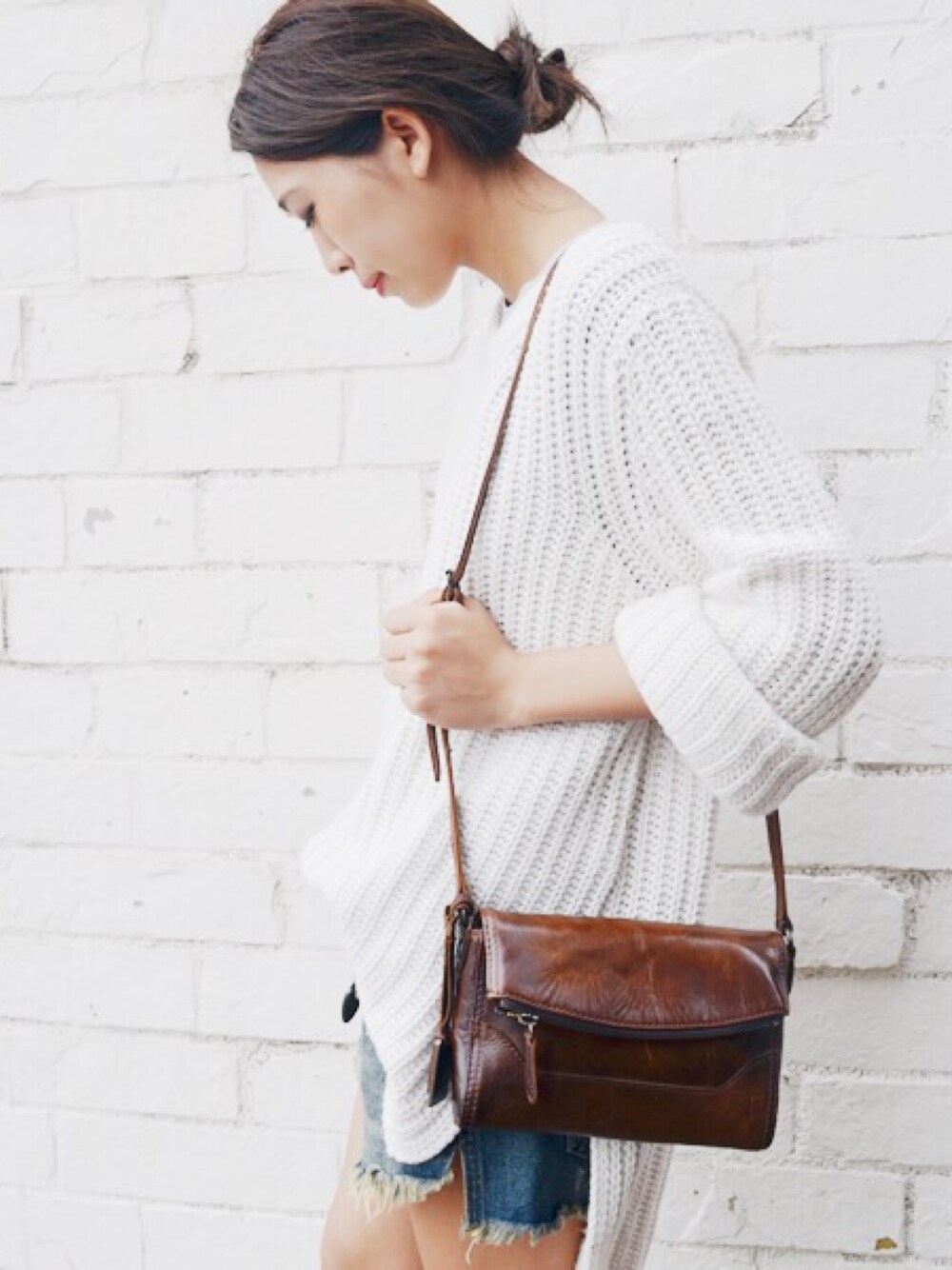「ショルダーバッグ、FRYE、Free people、デニムショートパンツ、ざっくりニット、CANALJEAN、ブラウンコーデ、oneteaspoon」｜「FRYEのFRYE (フライ) レザーミニショルダーバッグ（ショルダーバッグ、ブラウン系）」を使った、CANALJEAN   ZOZOSHOPさん（レディース・166cm）の秋コーディネートの1枚目の写真