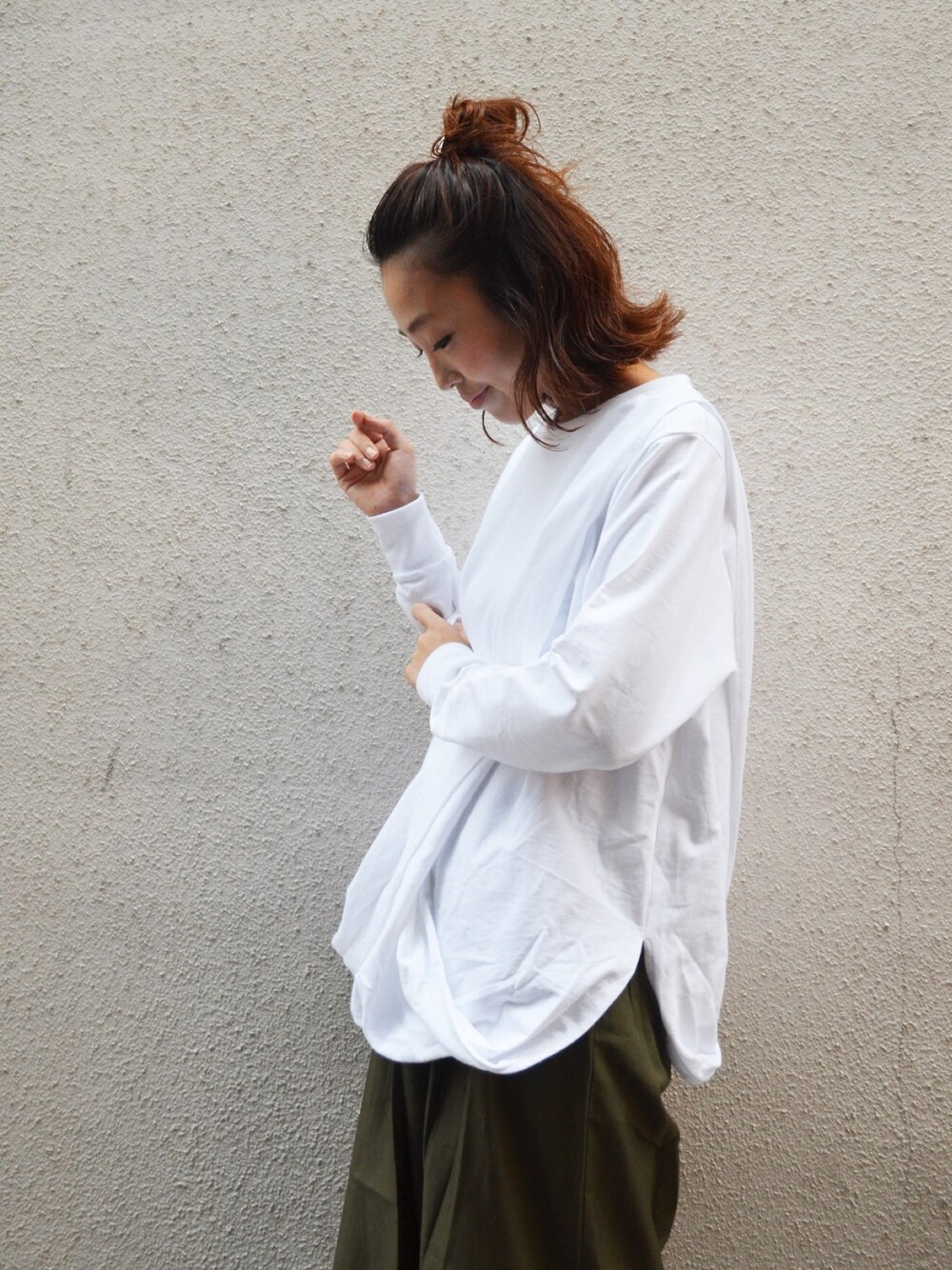 「スウェット、ホワイト、トレーナー、CANAL JEAN、ねじれ、MAURIE AND EVE」｜「Maurie & EveのMAURIE & EVE（モーリーアンドイブ） ねじれ裏毛トレーナー（スウェット、ホワイト系）」を使った、CANALJEAN   ZOZOSHOPさん（レディース・166cm）の秋コーディネートの1枚目の写真