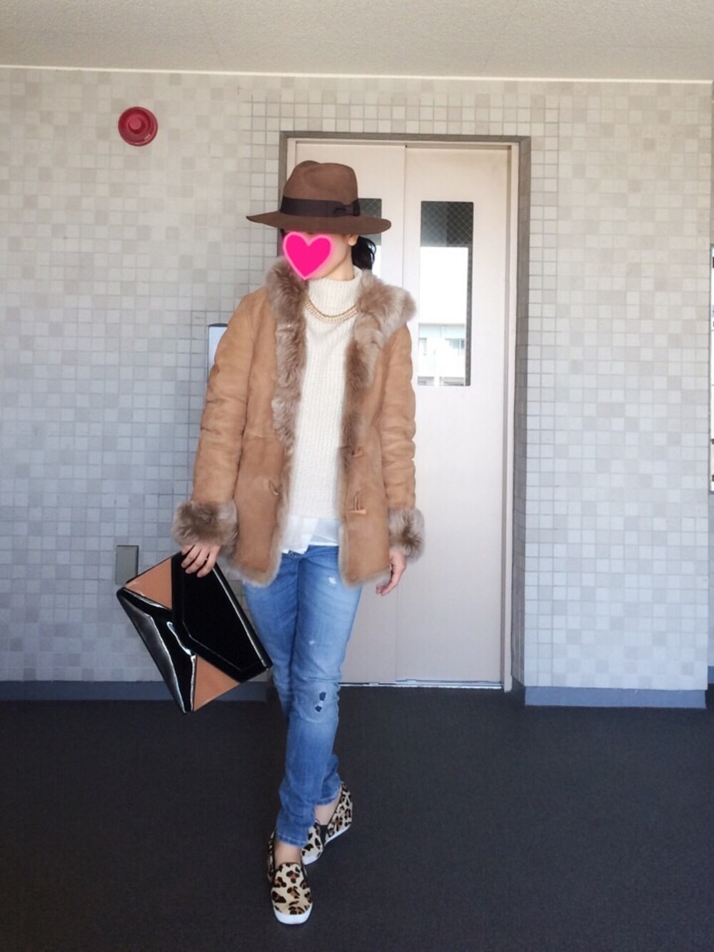 その他のスニーカー、ホワイト系のニット/セーター、ブラック系のクラッチバッグを着用したレディースの冬コーディネートの1枚目の写真