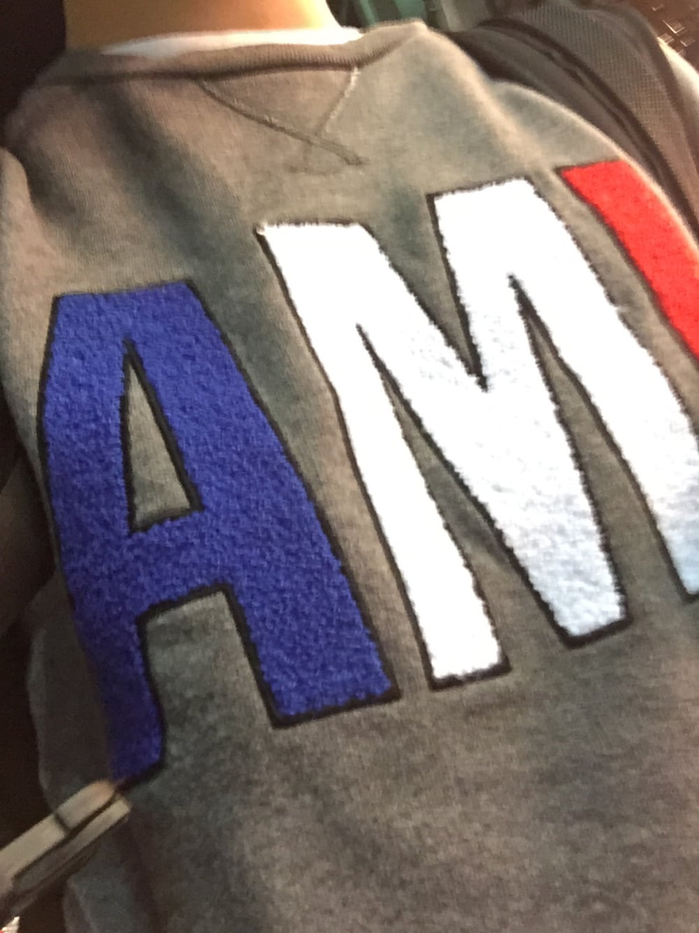 「トレーナー、スウェット、アミ、amialexandremattiussi、秋、トリコロール、白チラ見せ、白ティー」｜「AMI Alexandre Mattiussiのアイテム（スウェット、グレー系）」を使った、ふぇるさん（メンズ・170cm）の秋コーディネートの1枚目の写真