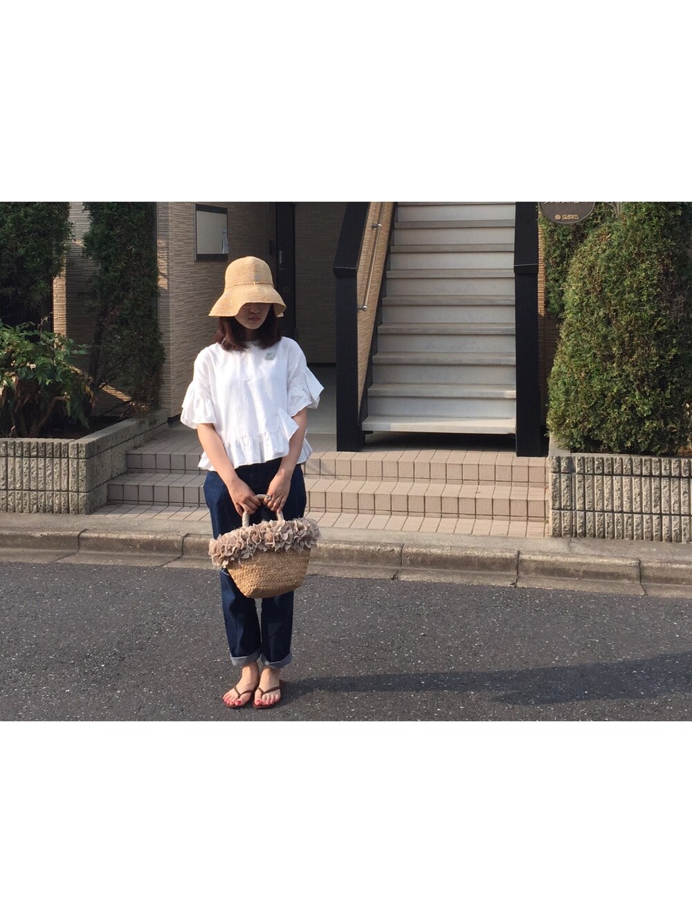 「麦わら帽子、ちょっとそこまで、ジーンズ、ジーパン、ビーサン、レザー、ホワイト、夏」｜「CHEEKYのアイテム（Tシャツ/カットソー、ホワイト系）」を使った、ピピさん（レディース・160cm）の夏コーディネートの1枚目の写真