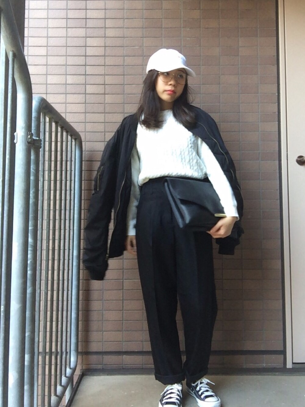 「GU、シンプル、MA-1、キャップ、モード、ワイドパンツ」｜「GRLのアイテム（スタジャン、ブラック系）」を使った、ゆ          ず    さん（レディース・149cm）の冬コーディネートの1枚目の写真