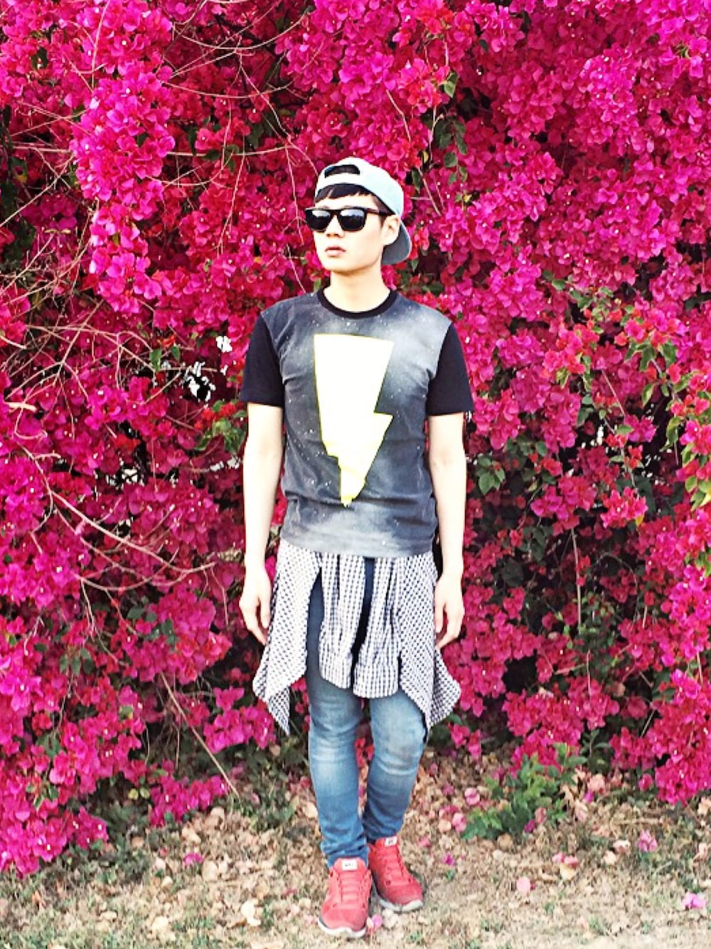 「flower、red、boy、Taiwan、Tainan、NIKE、school、ZARA、MUJI、May」｜「ZARAのアイテム（その他パンツ、ブルー系）」を使った、 Cokeさん（メンズ・170cm）の春コーディネートの1枚目の写真