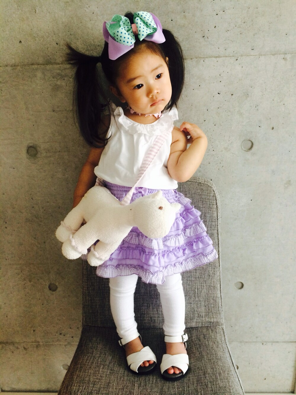 ホワイト系のTシャツ/カットソー、パープル系のスカート、ホワイト系のサンダルを着用したキッズの春コーディネートの1枚目の写真