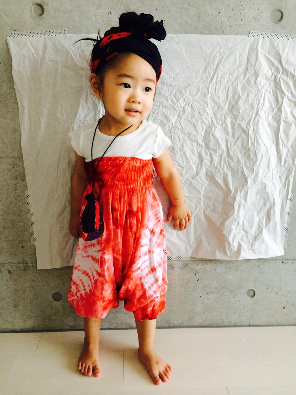 ホワイト系のTシャツ/カットソー、レッド系のつなぎ/オールインワン、ブラック系のバンダナ/スカーフを着用したキッズの夏コーディネートの1枚目の写真
