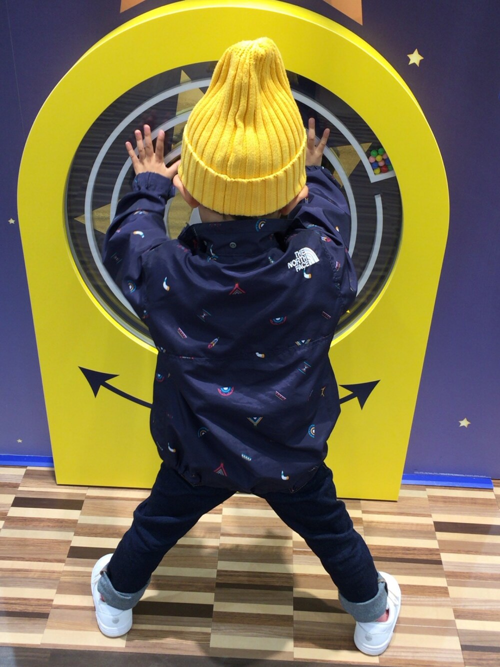 「デパート、ショッピング、キッズコーデ、ビーニー、デニム」｜「THE NORTH FACEのアイテム（ナイロンジャケット、ブルー系）」を使った、shuntakyotaさん（キッズ・100cm）の秋コーディネートの1枚目の写真