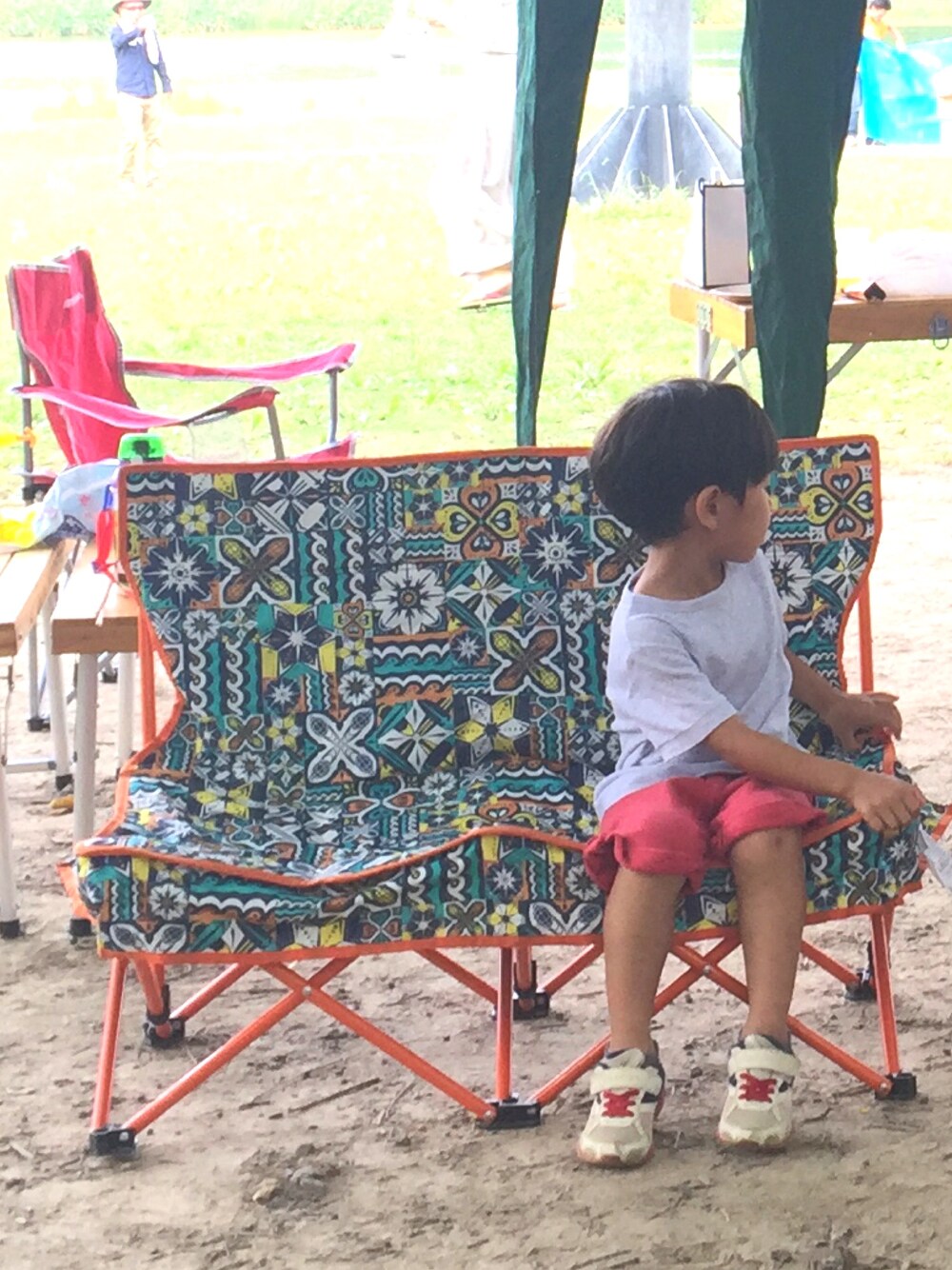 「アウトドアスタイル、BBQ、ハーパン、チェア、カジュアル、公園」｜「PETIT BATEAUのクルーネック半袖Ｔシャツ（Tシャツ/カットソー、グレー系）」を使った、shuntakyotaさん（キッズ・100cm）の夏コーディネートの1枚目の写真