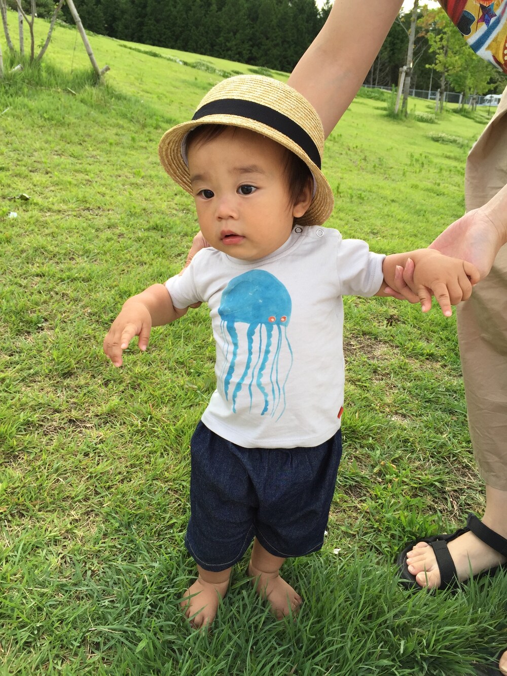 「TEN.のアイテム（Tシャツ/カットソー、グレー系）」を使った、ayakaさん（キッズ・70cm）の夏コーディネートの1枚目の写真