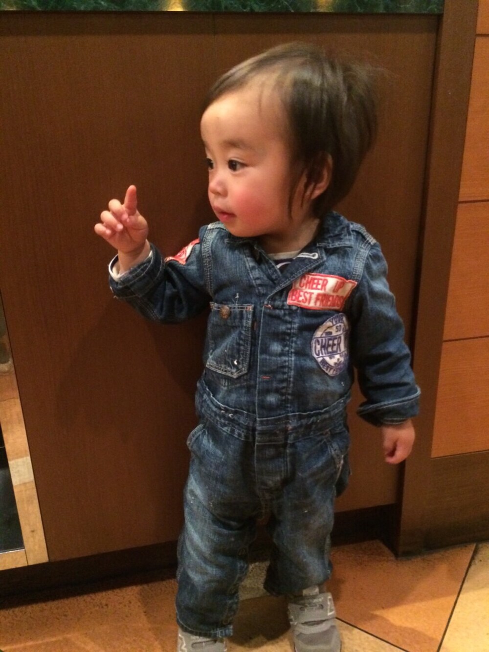 「カジュアル、ジャンプスーツ、デニム、デニムダンガリー、1歳半、ちびっこーで、Duffy、帽子嫌い」｜「DENIM DUNGAREEのアイテム（つなぎ/オールインワン、ブルー系）」を使った、ayakaさん（キッズ・70cm）の冬コーディネートの1枚目の写真
