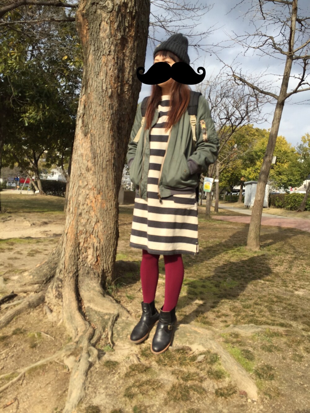 「囚人コーデフェス、デニムダンガリー、FRAPBOIS、カメラ女子、公園、ボーダー、MAー1」｜「DENIM DUNGAREEのアイテム（ミリタリージャケット、グリーン系）」を使った、ayakaさん（レディース・160cm）の冬コーディネートの1枚目の写真