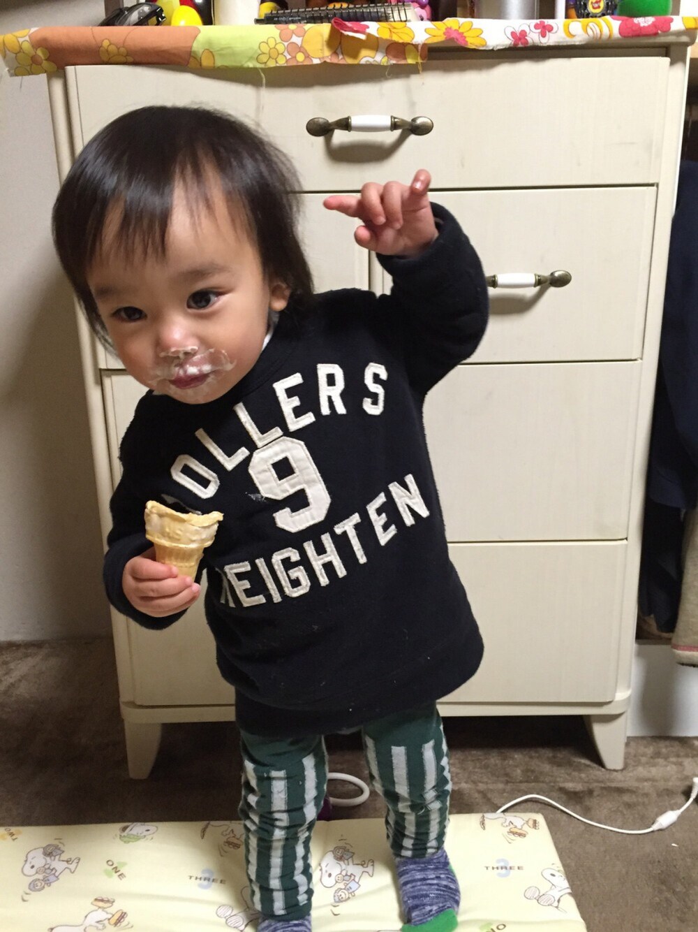 「1歳7ヵ月、男の子、アイスクリーム、顔が汚い、アイス好き、帽子嫌い、レギンス男子、キッズレギンス部、キッズコーデ」｜「DENIM DUNGAREEのアイテム（スウェット、ブラック系）」を使った、ayakaさん（キッズ・70cm）の冬コーディネートの1枚目の写真