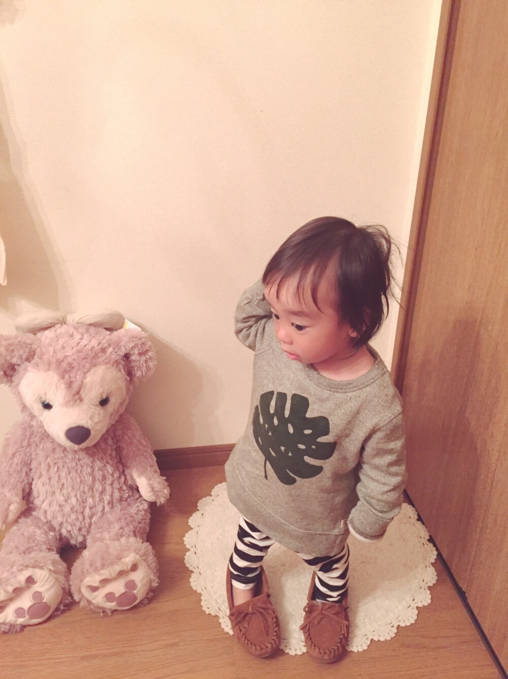 「tinycottons、UNIQLO、キッズレギンス部、ぶかぶか」｜「tinycottonsのアイテム（スウェット、グリーン系）」を使った、ayakaさん（キッズ・80cm）の春コーディネートの1枚目の写真