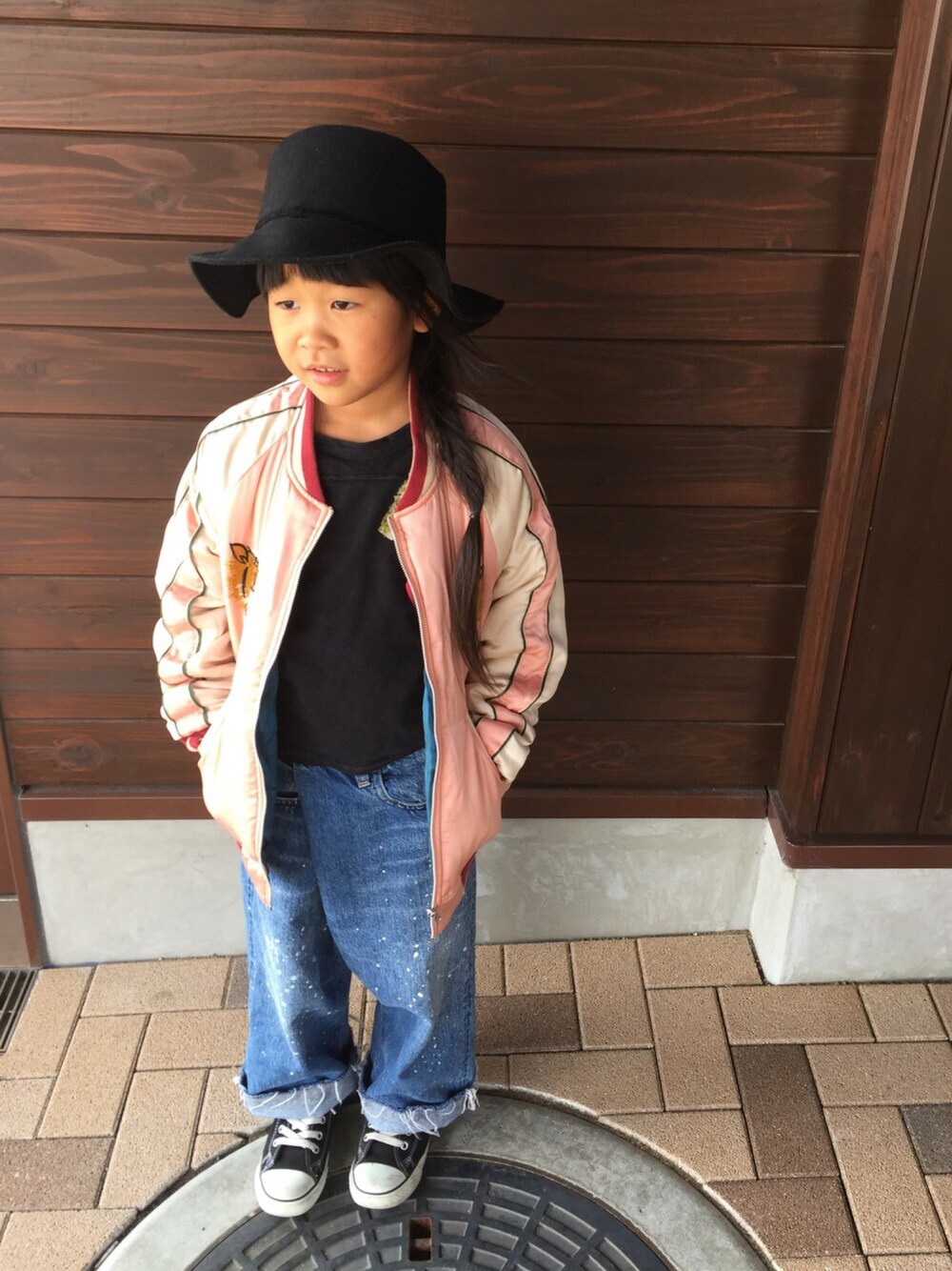 「休日スタイル、スカジャン、スカジャン女子、ヘンケイデニム、gotoHollywood、カープ優勝パレード、優勝報告会、どっちも行けなくて辛い」｜「GLOBAL WORKの【キッズ】ツバヒロフェルトハット/710615（ハット、ブラック系）」を使った、ayakaさん（キッズ・120cm）の秋コーディネートの1枚目の写真