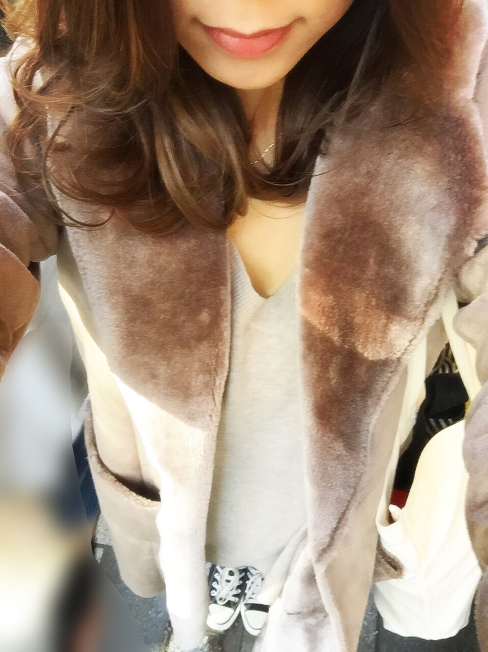 その他のニット/セーター、ブラック系のスニーカー、ブラウン系のムートンコートを着用したレディースの冬コーディネートの1枚目の写真