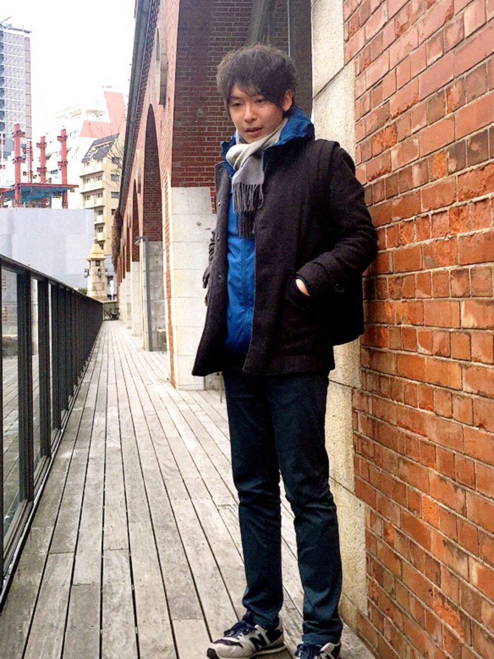 ブルー系のパーカーを着用したメンズの春コーディネートの1枚目の写真