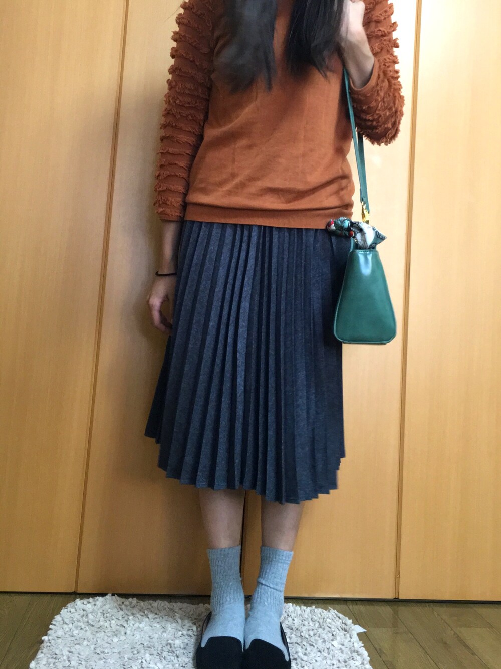「秋コーデ、休日スタイル、ootd、シンプルカジュアル、ニット、プリーツスカート、シンプルコーデ」｜「GUのアイテム（スカート、グレー系）」を使った、ぬめさん（レディース・161cm）の秋コーディネートの1枚目の写真