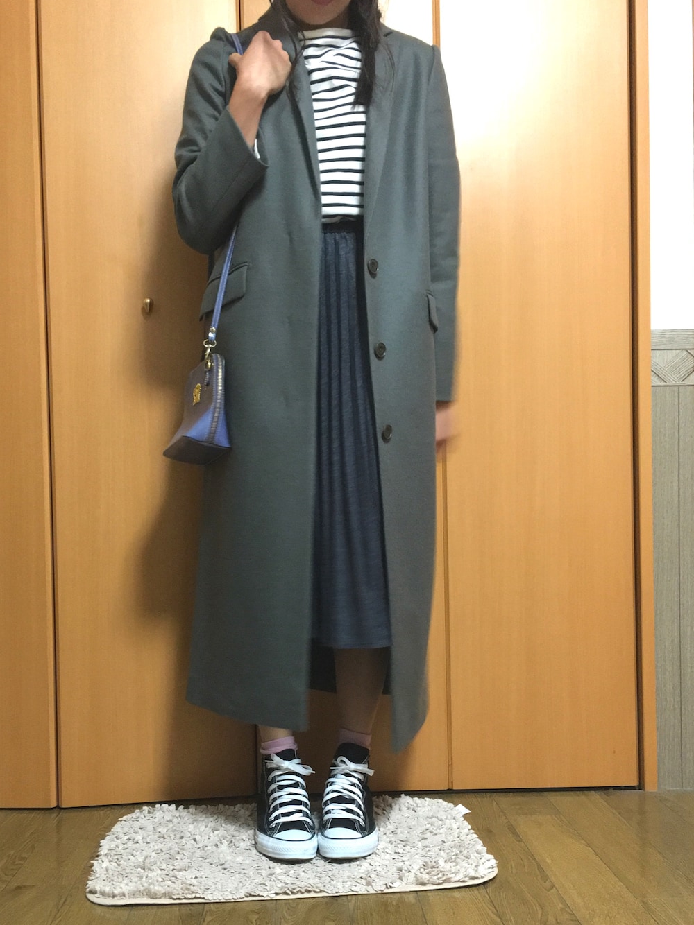 「休日スタイル、カジュアル、ショルダーバッグ、converse、ベレー帽、きれいめカジュアル、ロングコート、グレー」｜「CONVERSEのconverse コンバース ALL STAR HI オールスター ハイ 3206 BLACK(US)（スニーカー、ブラック系）」を使った、ぬめさん（レディース・161cm）の秋コーディネートの1枚目の写真