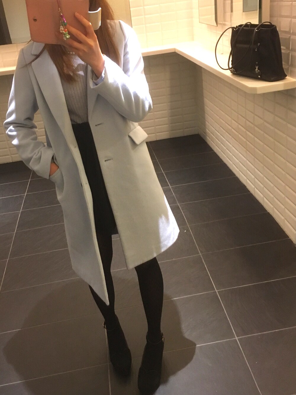 ブルー系のチェスターコート、ブラック系のパンプス、ブラック系のトートバッグを着用したレディースの秋コーディネートの1枚目の写真