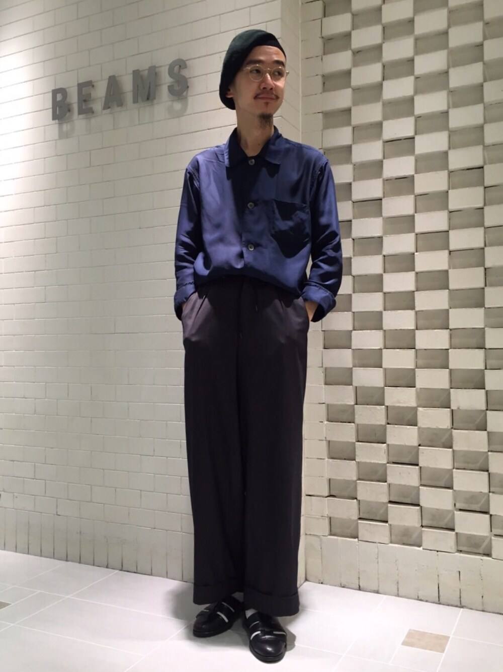 「BEAMS、UNUSED、パジャマシャツ、ワイドパンツ」｜「UNUSEDのアイテム（シャツ/ブラウス、ブルー系）」を使った、inata shinyaさん（メンズ・174cm）の秋コーディネートの1枚目の写真