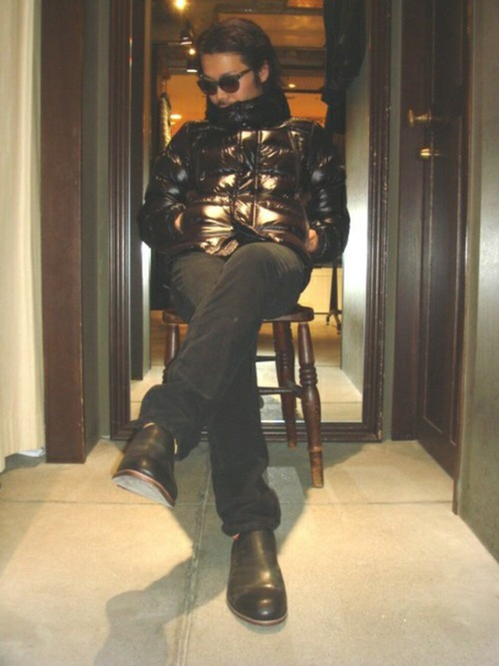 ブラック系のドレスシューズ、ブラック系のダウンジャケット/コートを着用したメンズの秋コーディネートの1枚目の写真