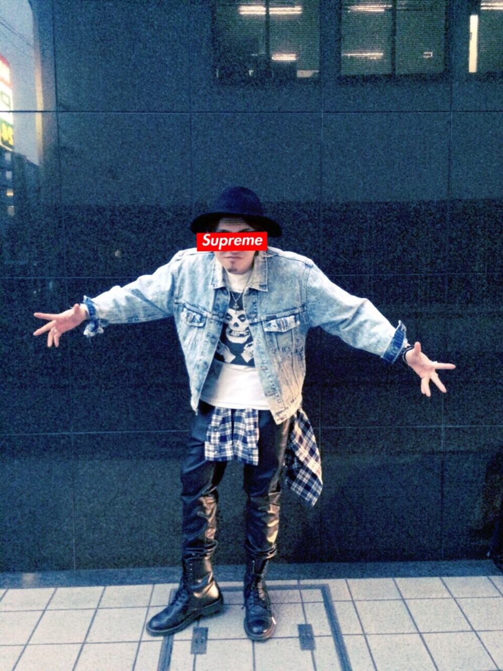 「ストリート、モード、supreme、ツバ広ハット」｜「Supreme のアイテム（Tシャツ/カットソー、ホワイト系）」を使った、はるきちさん（メンズ・168cm）の冬コーディネートの1枚目の写真