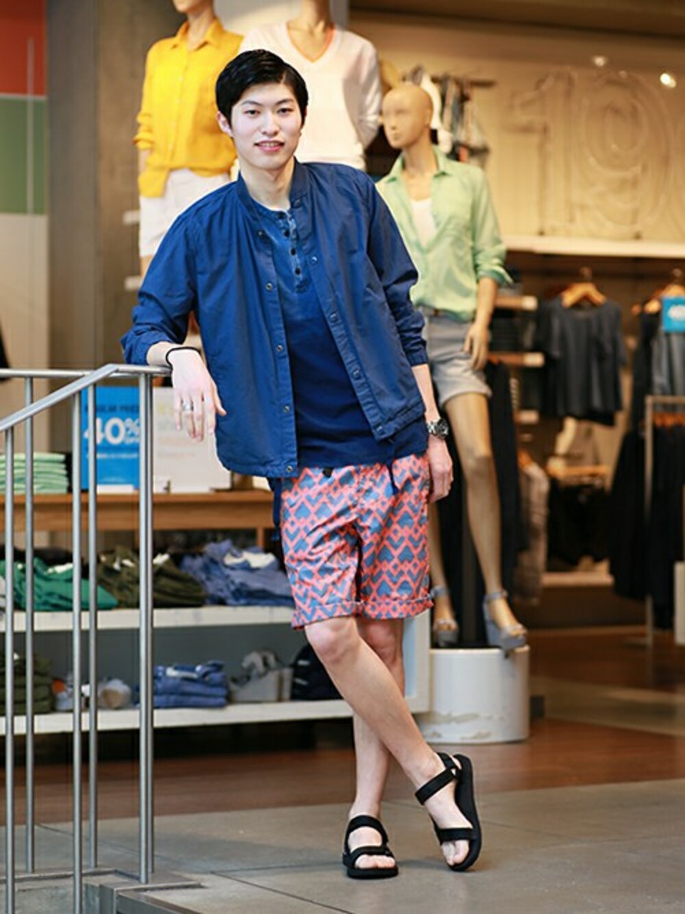 レッド系のその他パンツを着用したメンズの春コーディネートの1枚目の写真