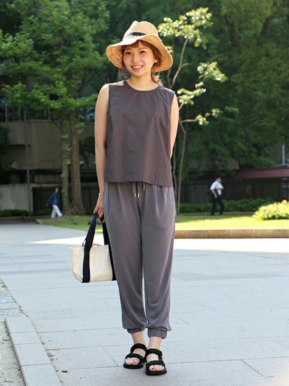 グレー系のその他パンツを着用したレディースの夏コーディネートの1枚目の写真