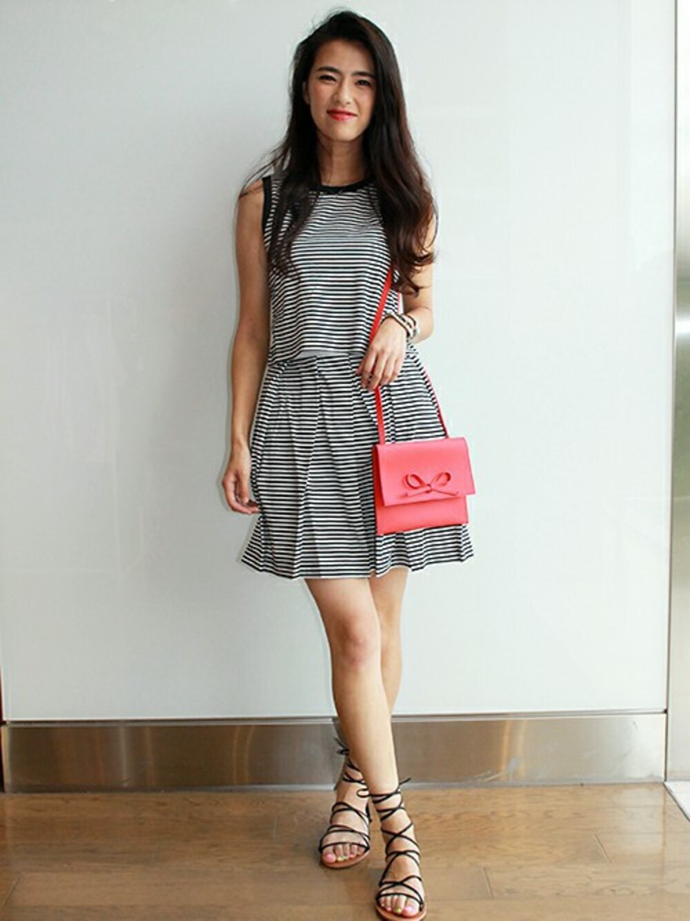 ホワイト系のドレスを着用したレディースの夏コーディネートの1枚目の写真