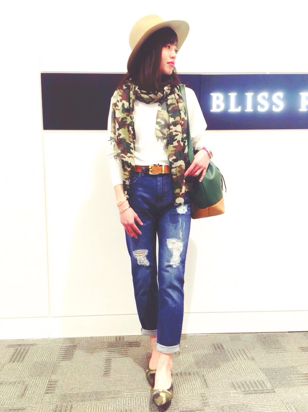 「カモフラージュ、ブリポイ桂川、デニム、ハット」｜「BLISS POINTの【ヒルナンデス！紹介アイテム】【抗菌防臭】15SSドルマン2WAYプルオーバー/558646（ニット/セーター、ホワイト系）」を使った、ERIKAさん（レディース・158cm）の冬コーディネートの1枚目の写真