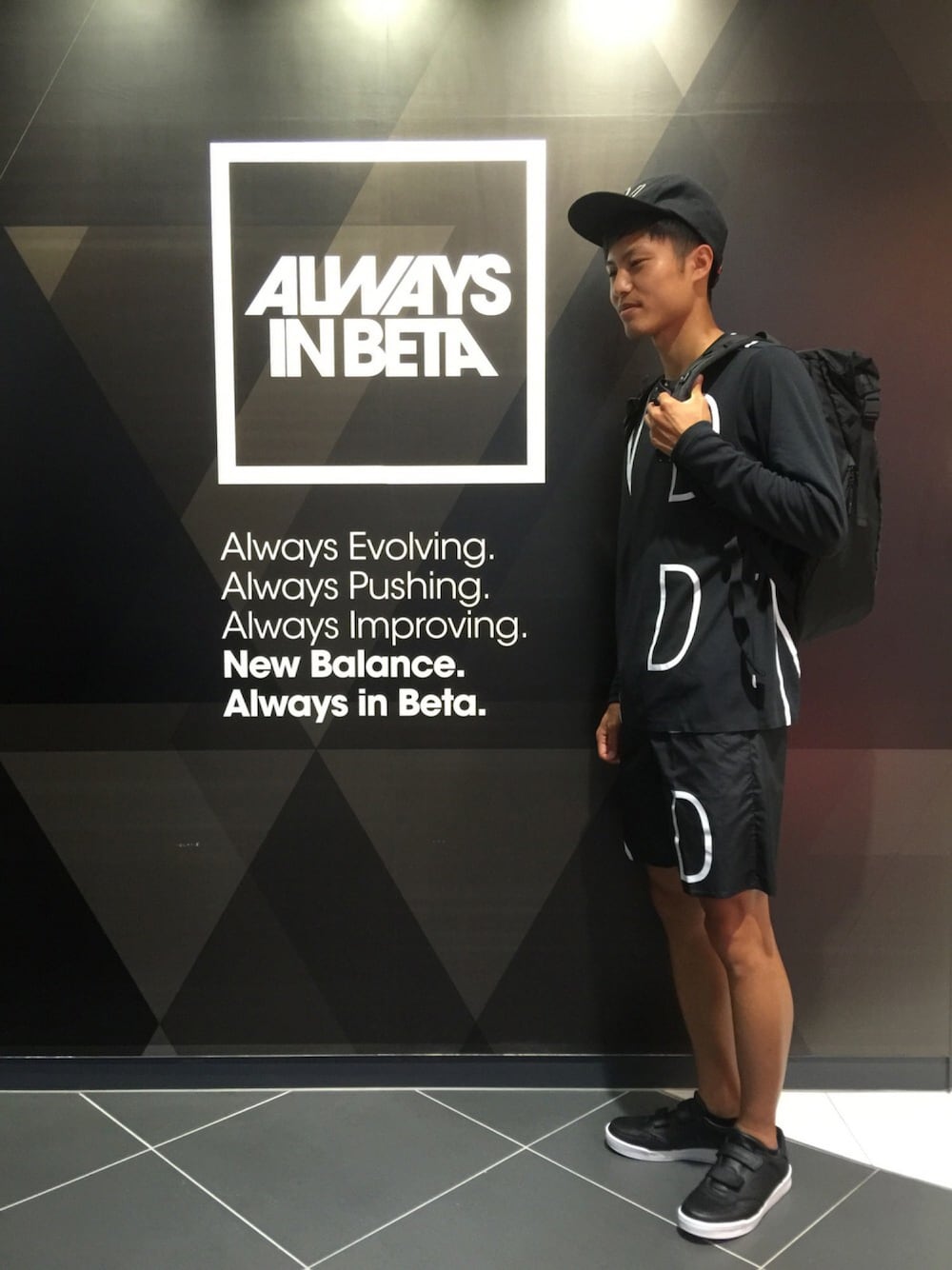 ブラック系のTシャツ/カットソー、ブラック系のその他パンツ、ブラック系のスニーカーを着用したメンズの秋コーディネートの1枚目の写真