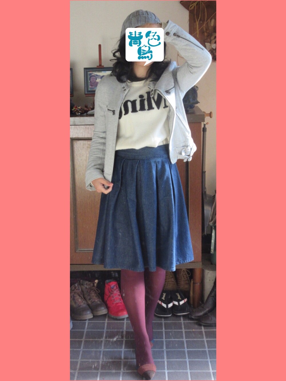 グレー系のライダースジャケット、ホワイト系のニット/セーター、ブルー系のデニムスカートを着用したレディースの秋コーディネートの1枚目の写真