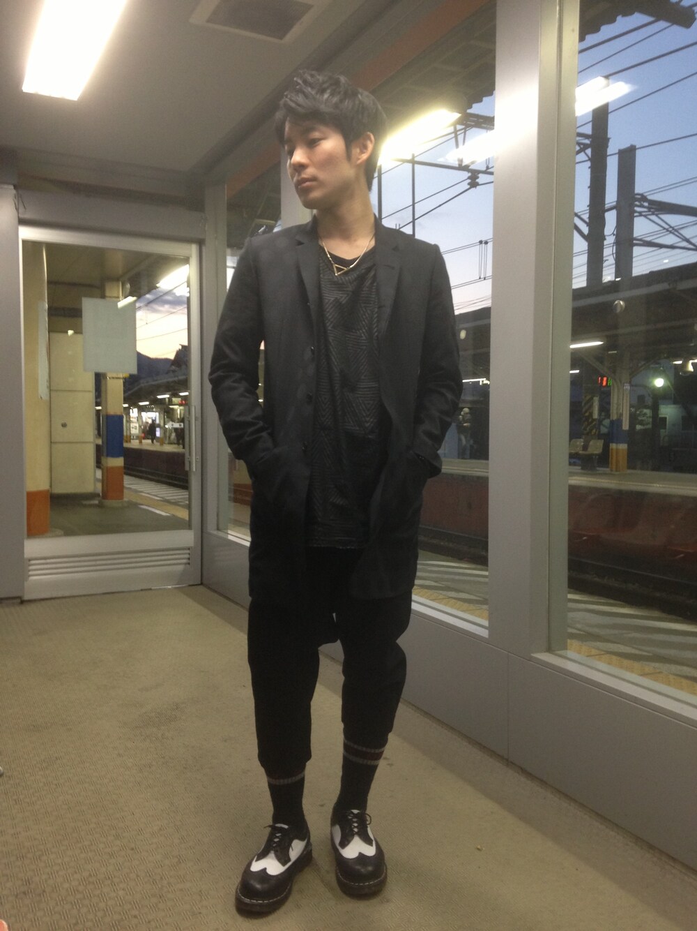 「LAD MUSICIANのアイテム（チェスターコート、ブラック系）」を使った、たかぴーさん（メンズ・170cm）の冬コーディネートの1枚目の写真