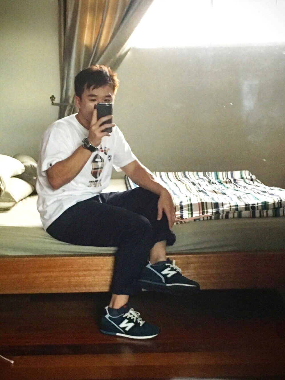 「M996、m996st、Bape」｜「A BATHING APEのアイテム（Tシャツ/カットソー、ホワイト系）」を使った、Lewis Tiongさん（メンズ・173cm）の春コーディネートの1枚目の写真
