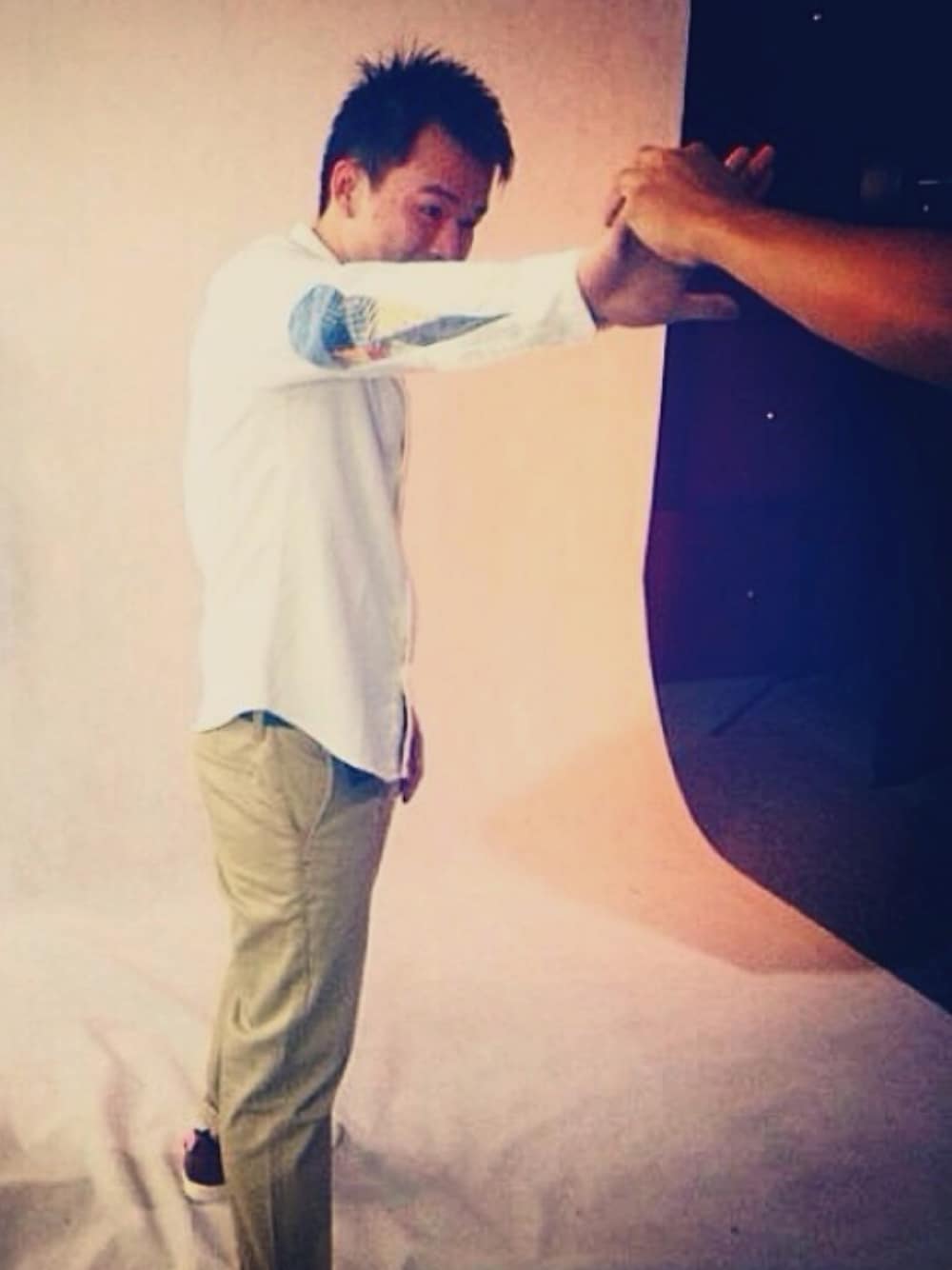 「vsvm、visvimalbacore、Levis、leviscommuter、patchwork 」｜「VISVIMのアイテム（シャツ/ブラウス、ホワイト系）」を使った、Lewis Tiongさん（メンズ・173cm）の春コーディネートの1枚目の写真