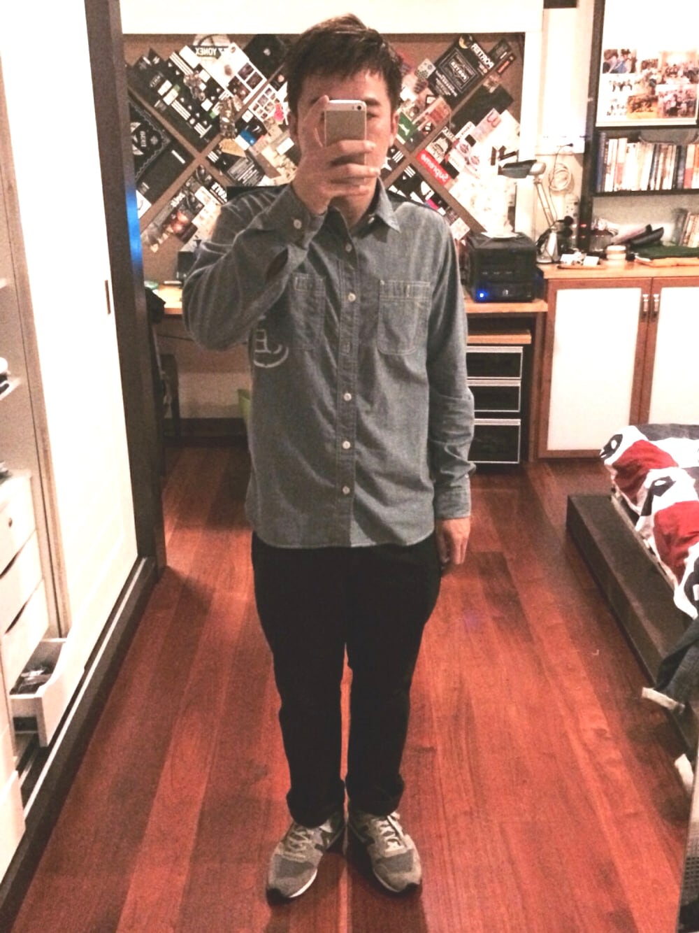 「UNIQLO、uniform experiment、New Balance、m996gy、Carhartt WIP(Carhartt WIP)、carhartt、UE」｜「uniform experimentのアイテム（シャツ/ブラウス、ブルー系）」を使った、Lewis Tiongさん（メンズ・173cm）の冬コーディネートの1枚目の写真