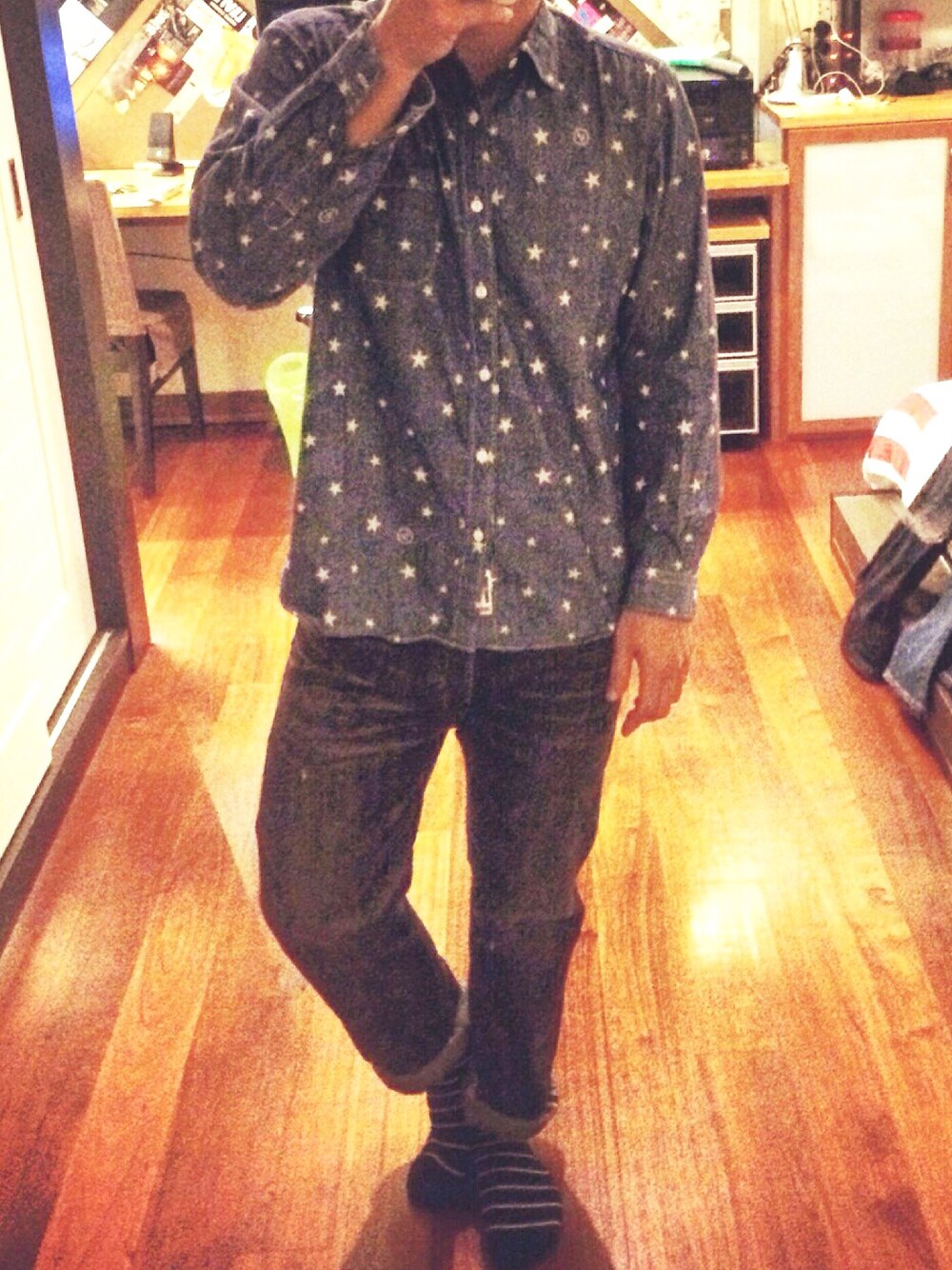 「uniform experiment、NEIGHBORHOOD、SOPHNET.、nbhd、starpattern、fujiwarahiroshi」｜「UNIQLOのアイテム（ソックス/靴下、ブラック系）」を使った、Lewis Tiongさん（メンズ・173cm）の冬コーディネートの1枚目の写真