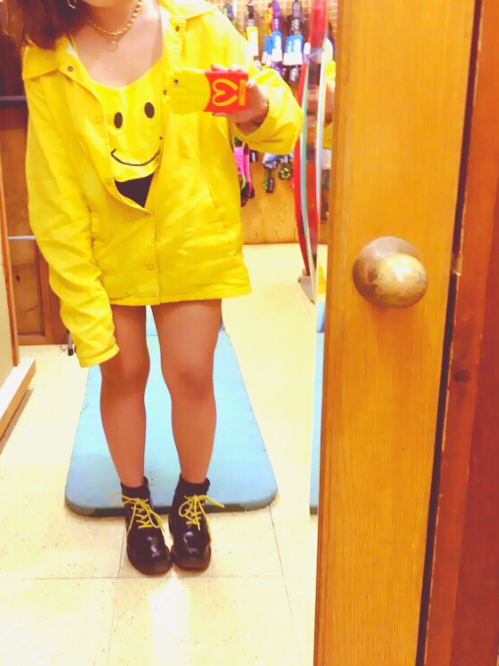 「黄色 アウター、MOSCHINO、Dr.Martens、スマイル、ポテト、オールイエロー」｜「Dr. Martensの【Dr.Martens/ドクターマーチン】6-EYE ブーツ#（ブーツ、ブラック系）」を使った、ｼﾑﾗ かみなみさん（レディース・153cm）の春コーディネートの1枚目の写真