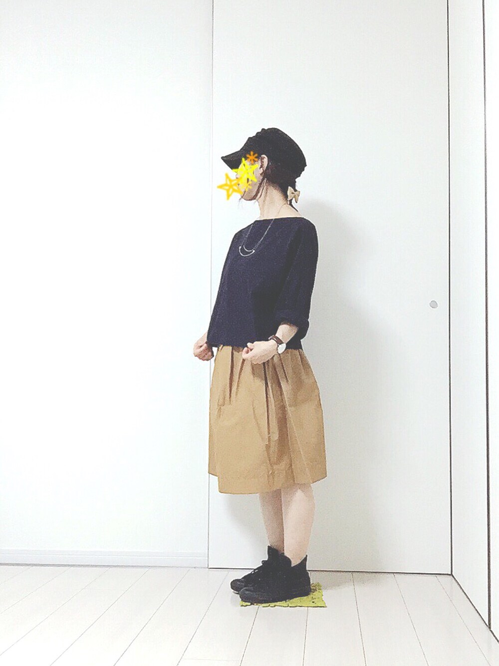 ブルー系のシャツ/ブラウス、ベージュ系のスカート、ブラック系のスニーカーを着用したレディースの夏コーディネートの1枚目の写真