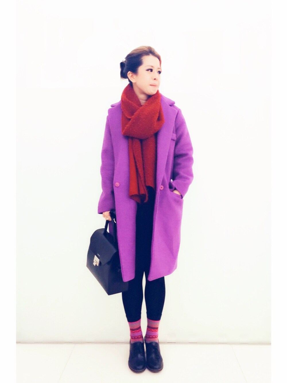 「red、purple、black、hkgirl、working style、work」｜「-のアイテム（チェスターコート、パープル系）」を使った、annykitさん（レディース・157cm）の春コーディネートの1枚目の写真