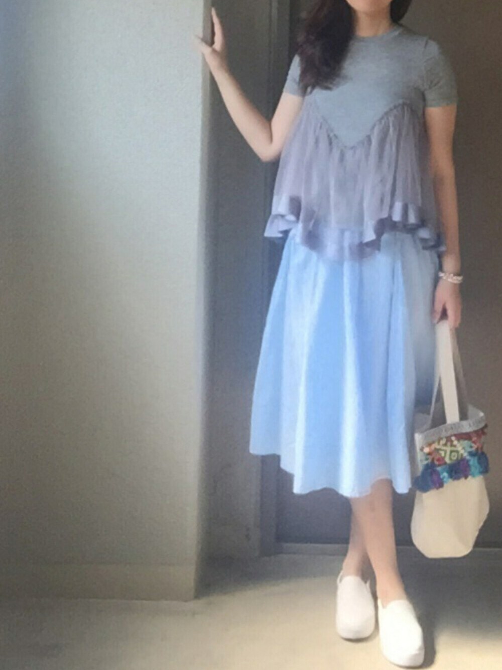 「スカート、オトナカジュアル」｜「the trend dress codeのアイテム（Tシャツ/カットソー、グレー系）」を使った、noahさん（レディース・167cm）の夏コーディネートの1枚目の写真