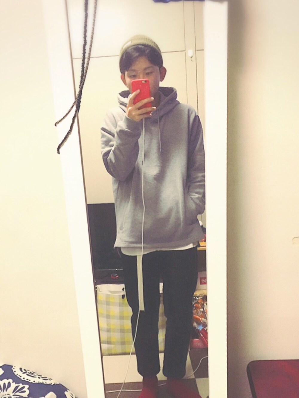 グレー系のパーカー、ブラック系のその他パンツ、ブラック系のブーツを着用したメンズの冬コーディネートの1枚目の写真