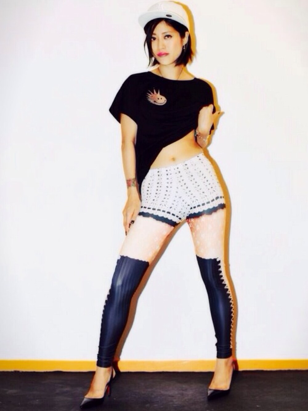「4U_PARISAMSTERDAM、love4U、leggings、Okinawa」｜「4U_PARISAMSTERDAMのアイテム（Tシャツ/カットソー、ブラック系）」を使った、monmamichelleさん（レディース・160cm）の秋コーディネートの1枚目の写真